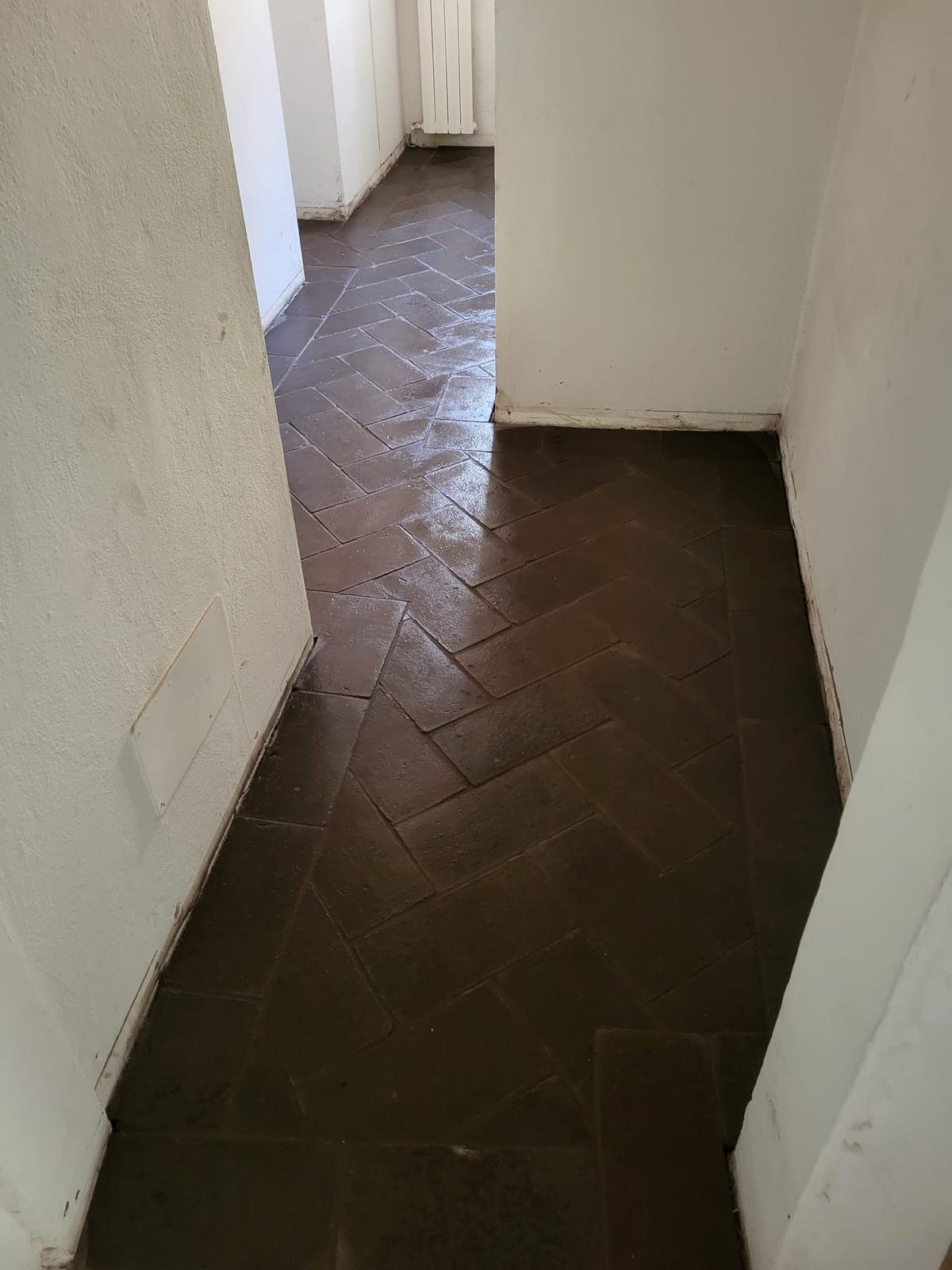 Pavimento in gres porcellanato posato a spina di pesce completato a Firenze
