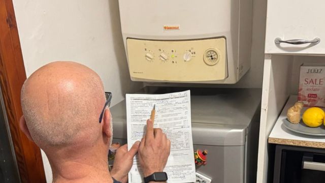 Tecnico ADL 360 srl durante il controllo di efficienza energetica di una caldaia a gas a Firenze