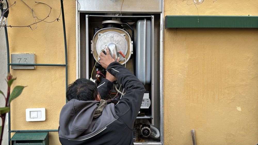 Tecnico di ADL 360 srl che esegue Manutenzione caldaia in Firenze