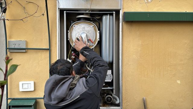 Tecnico di ADL 360 srl che esegue Manutenzione caldaia in Firenze