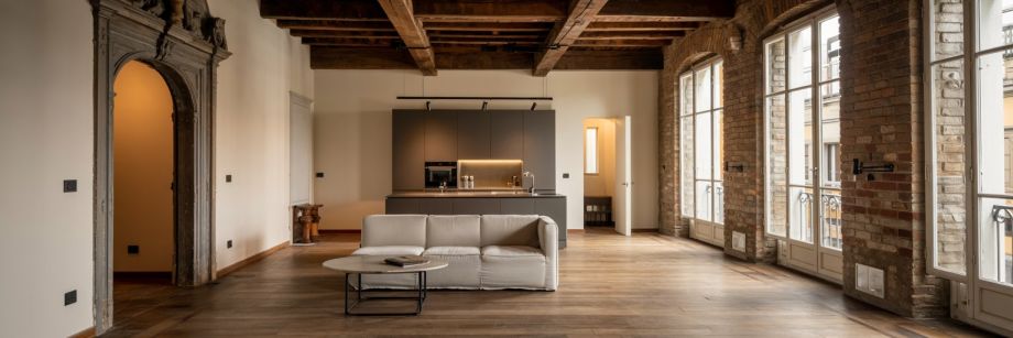 Open space moderno in un appartamento storico fiorentino ristrutturato